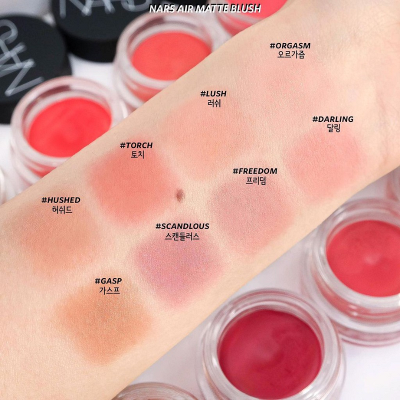 Bảng màu đa dạng từ hồng đào đến đỏ san hô của NARS Air Matte Blush